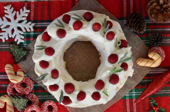 Christmas Pavlova wreath Recipe, berries, marcarpone cream, easy, yogurt, eggs, συνταγή, πάβλοβα, χριστουγεννιάτικο στεφάνι, κρέμα, μασκαρπόνε, γιαούρτι, ζάχαρη άχνη, cool artisan, Γαβριήλ Νικολαΐδης
